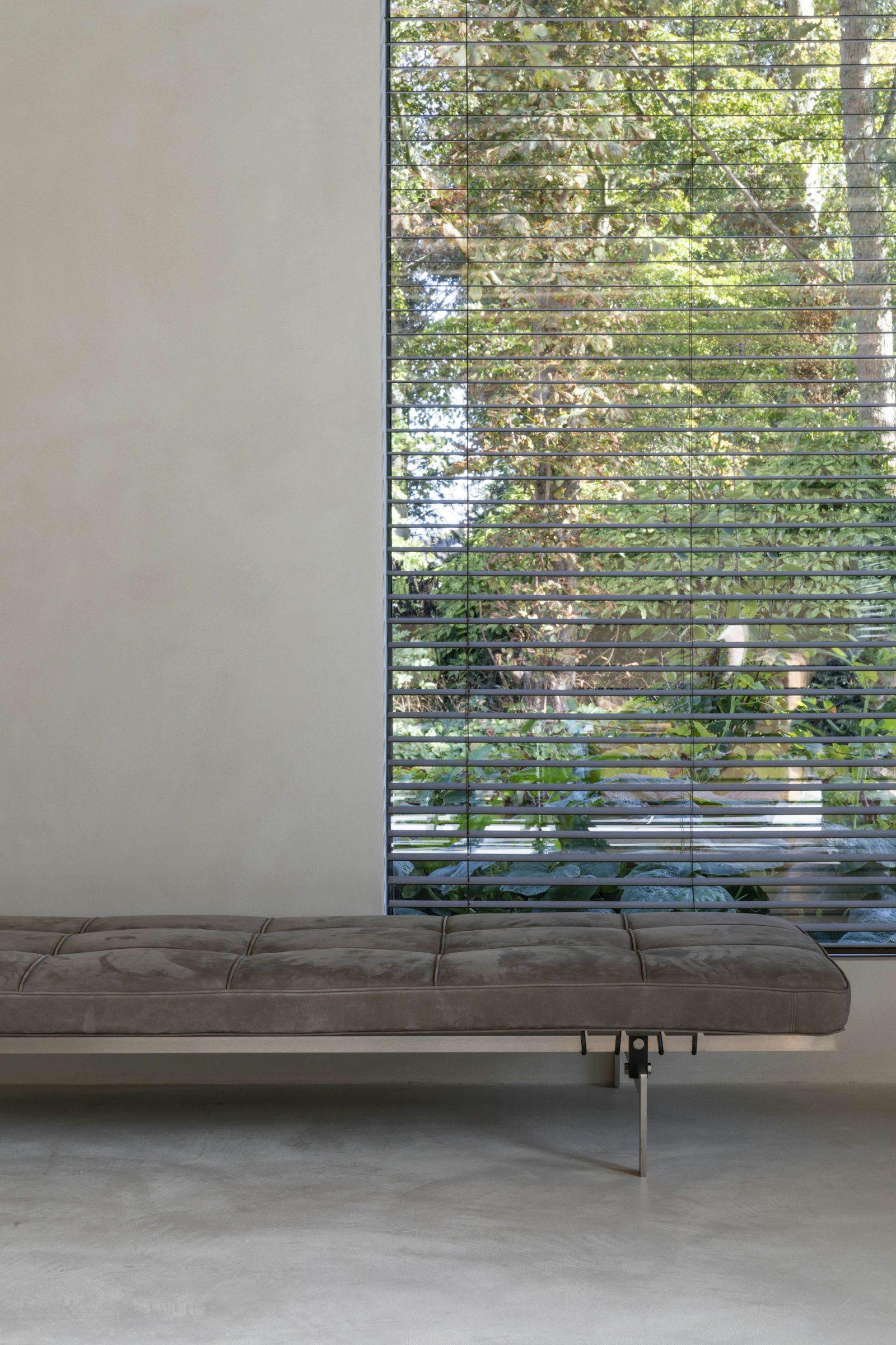 Jaluzele din lemn într-un interior minimalist, cu jocuri de lumină
